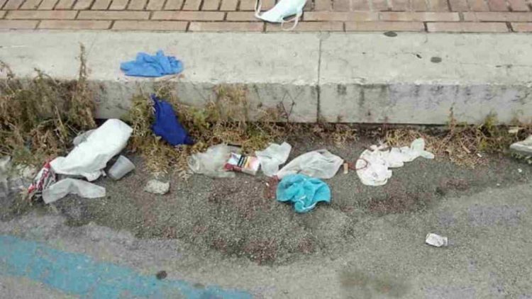 Mascherine e guanti gettati a terra (foto dal web)