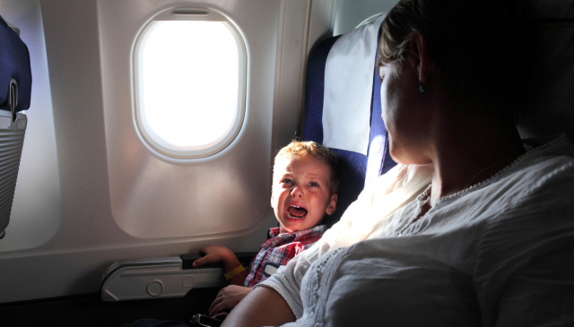 bambino piange in aereo