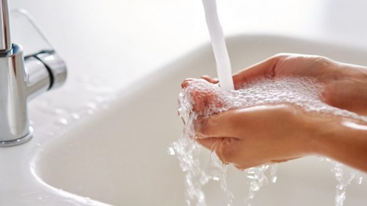 Lavaggio mani (foto iStock)