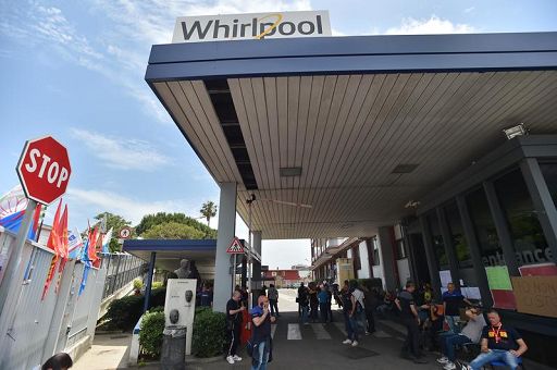 Whirlpool, l'azienda conferma stop produzione a Napoli da 31 ottobre