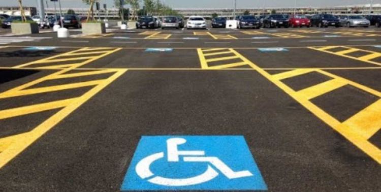 Padova infermiera parcheggia posto disabili auto gomma bucata cartello