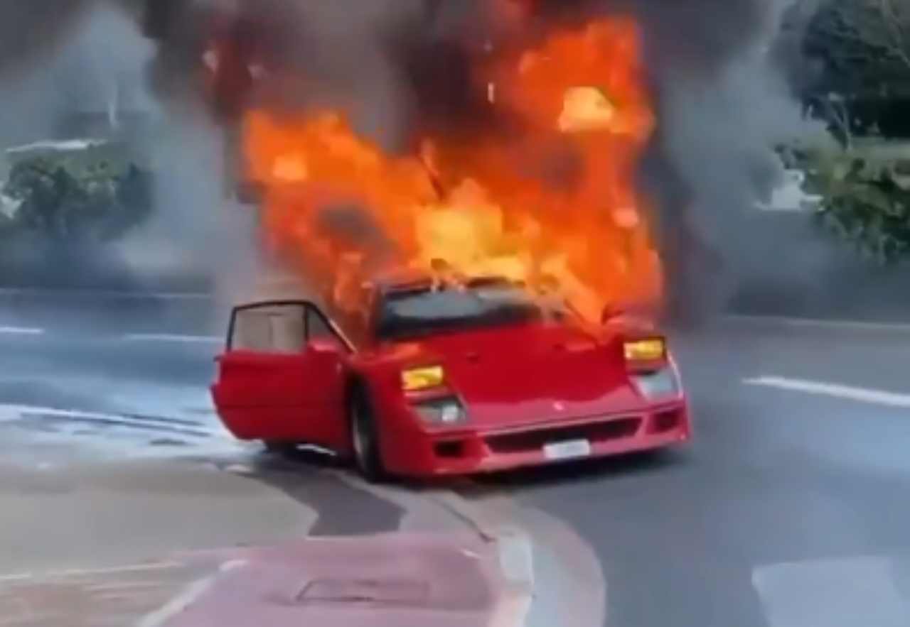 Ferrari in fiamme