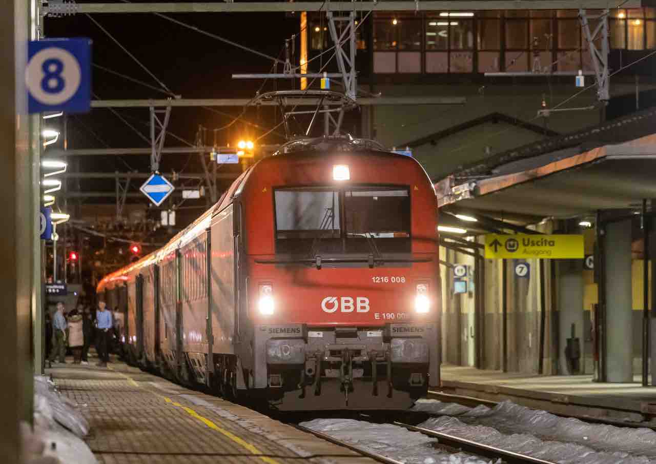 Bologna papà sceso treno ripartito bimba sola