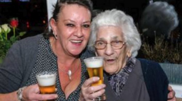 Donna 97 anni beve 22 birre al giorno Belgio