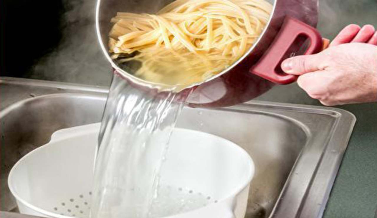 Acqua della pasta, i buoni motivi per non sprecarla