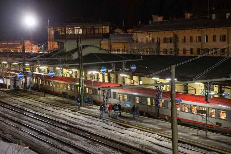 Bologna papà sceso treno ripartito bimba sola