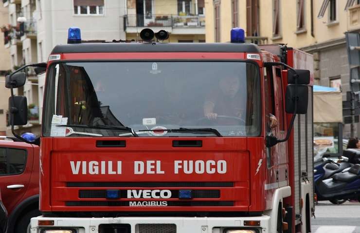 Caltanissetta cane lasciato balcone