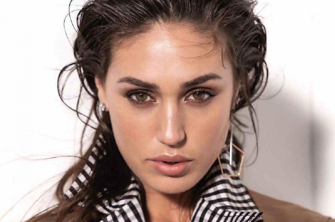 Cecilia Rodriguez, prende il sole in