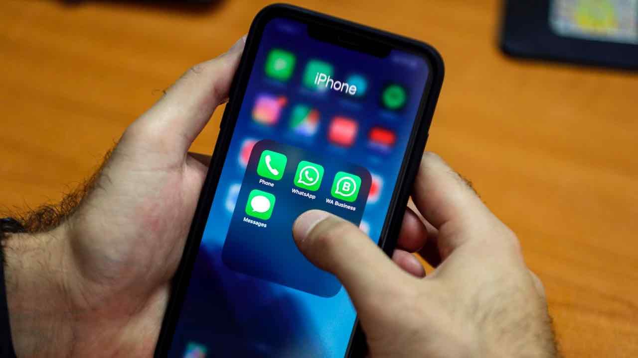 WhatsApp condividere foto video iPhone