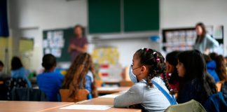 Bambina a scuola (Getty Images)