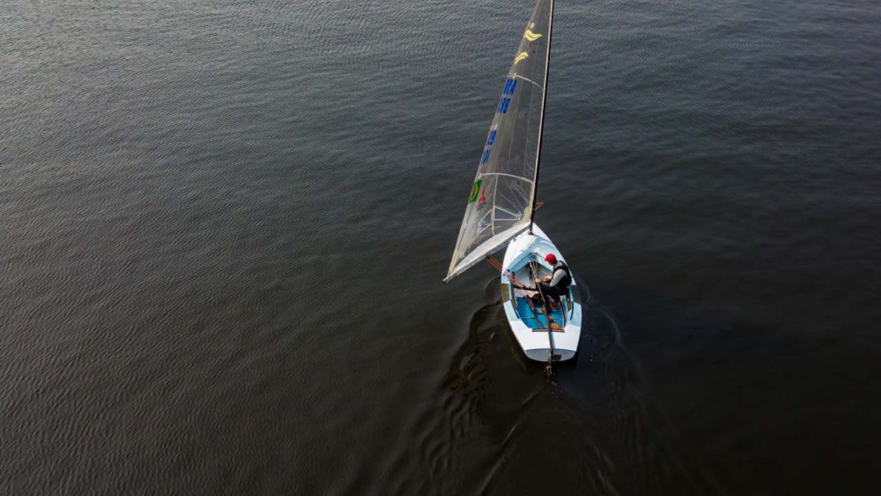 Coppia Con Tre Figli E Un Cane Salpa In Barca A Vela Alla Volta Dei Caraibi