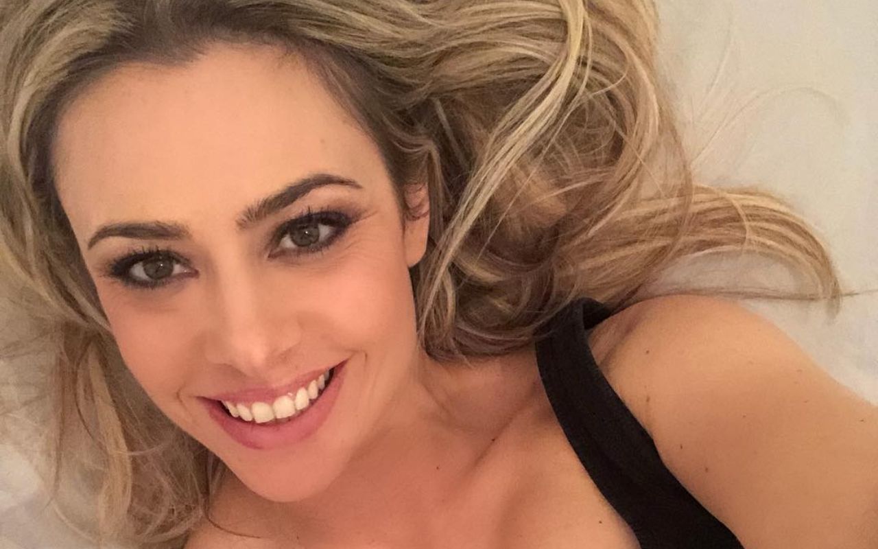 Martina Stella pazzesca si stende e mostra tutto, mai vista così - FOTO