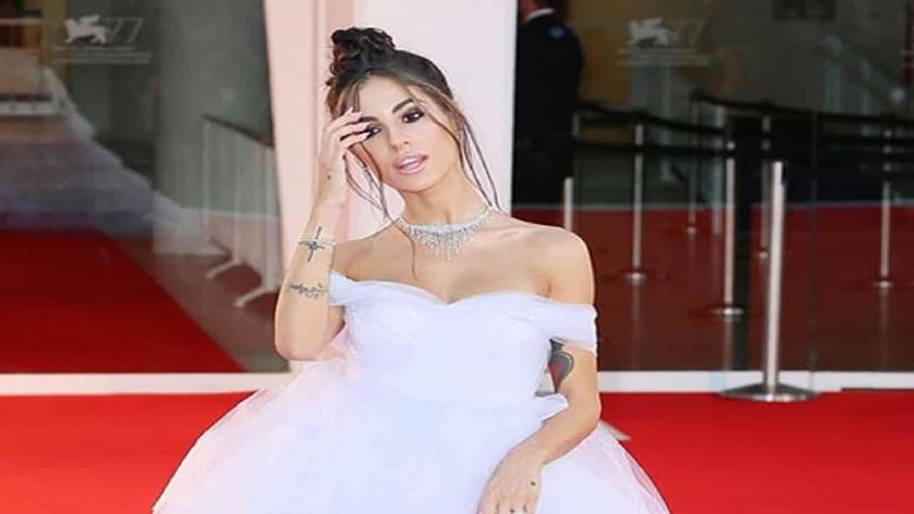 Giulia De Lellis, gambe scoperte in abito da sposa a Venezia - Foto