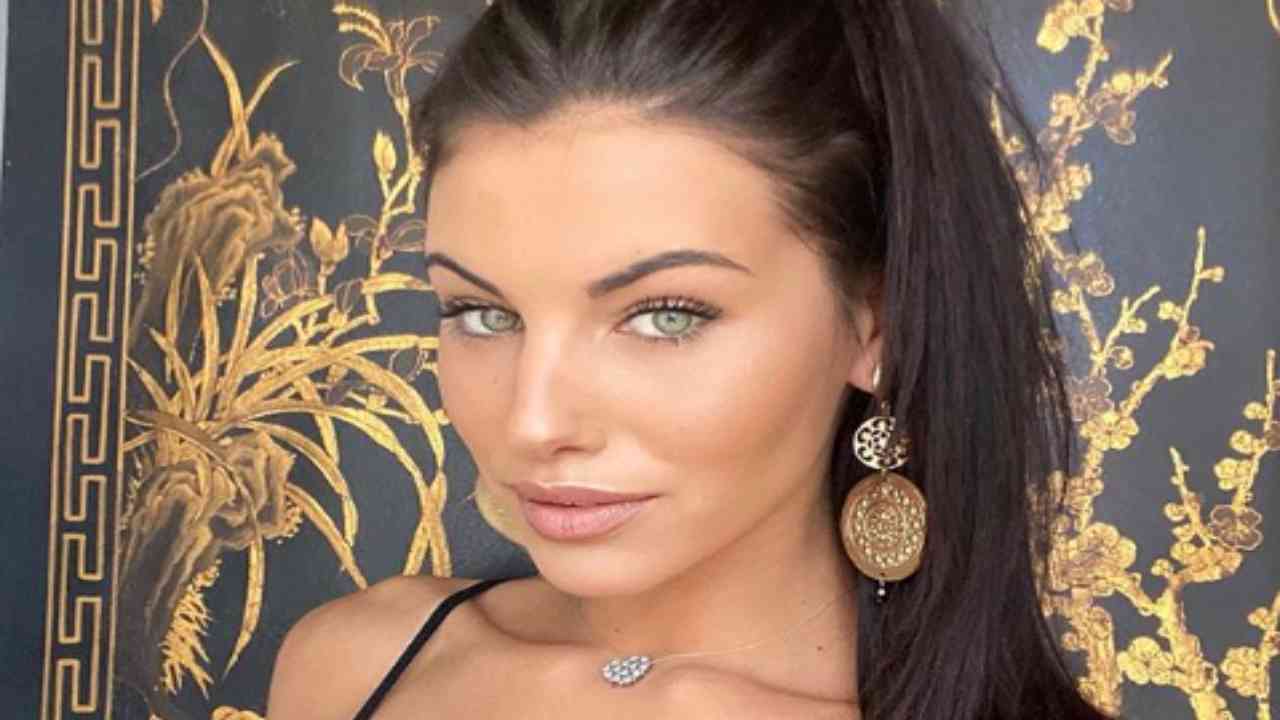 Carolina Stramare Miss Italia strega Milano davanti al Duomo FOTO