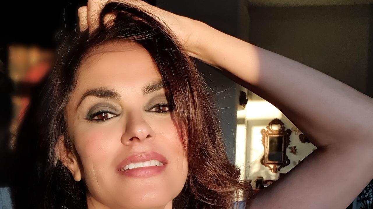 Maria Grazia Cucinotta, décolleté esagerato in vista: che spettacolo - foto