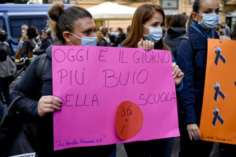 Napoli, protesta contro la chiusura delle scuole