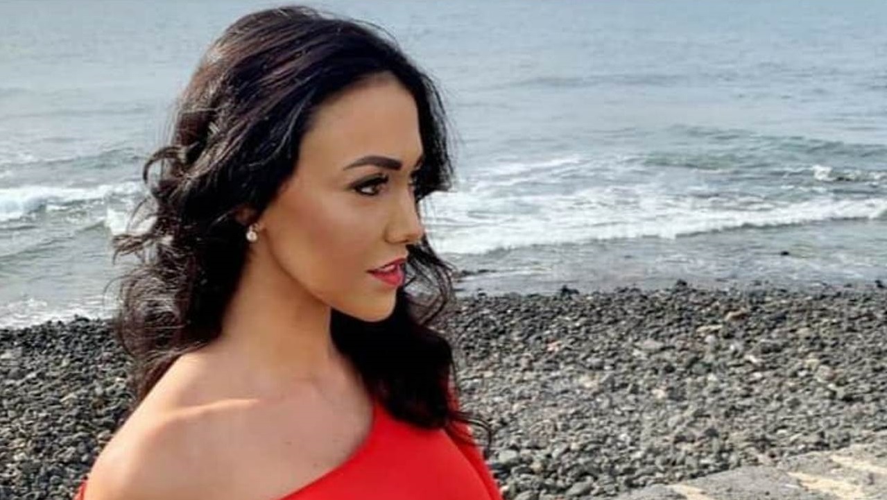 Federica Pacela, maliziosa allarga il bikini scollatura mostruosa FOTO