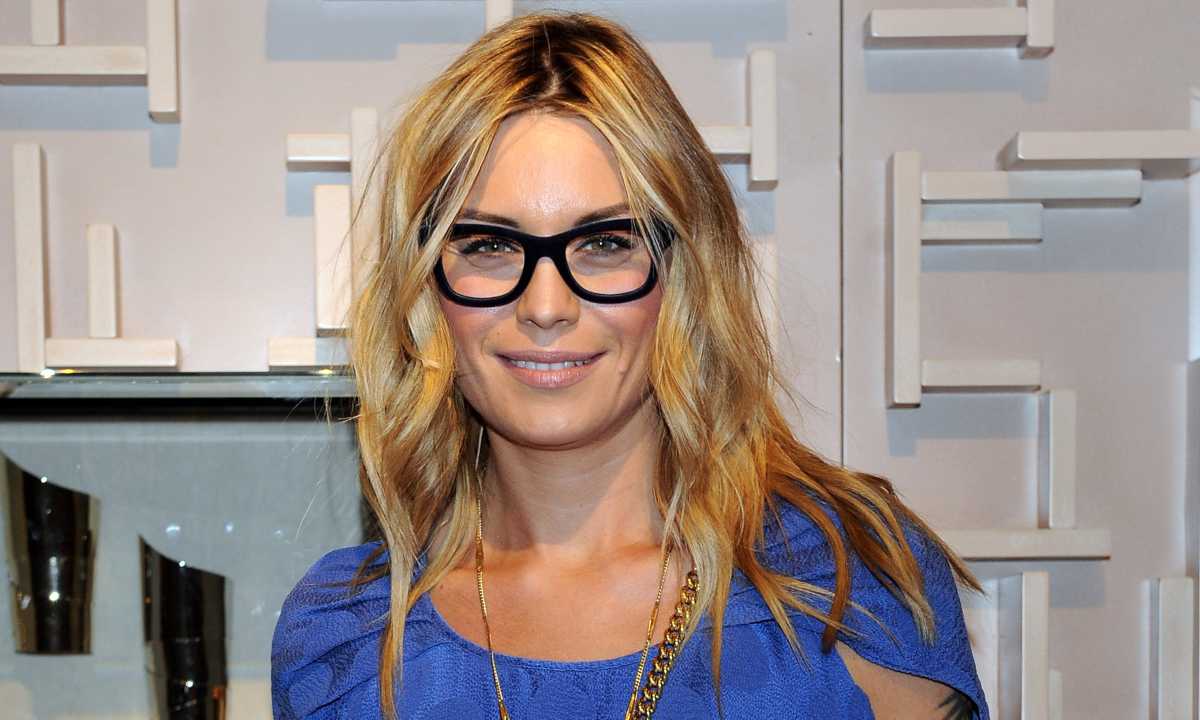Elenoire Casalegno, shorts cortissimi. L'occhio cade proprio lì - FOTO