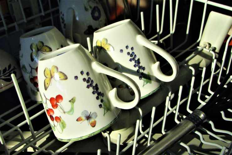 Tazze di ceramica in lavastoviglie (Foto di FotoRieth da Pixabay)