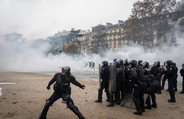 Parigi presa d’assalto per la legge sulla sicurezza