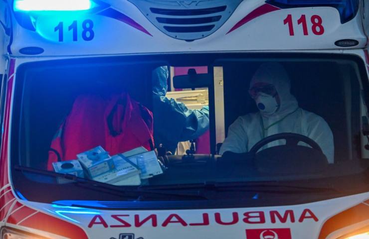 Ambulanza, un 71enne si suicida dandosi fuoco con la benzina