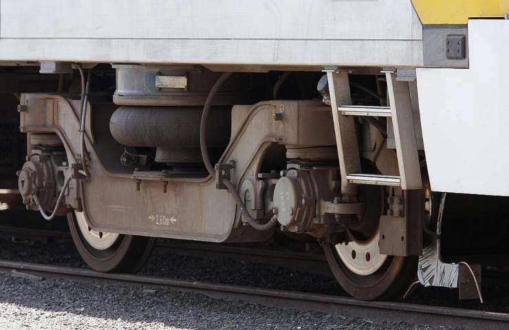 Parrucchiera di 47 anni si getta sotto un treno