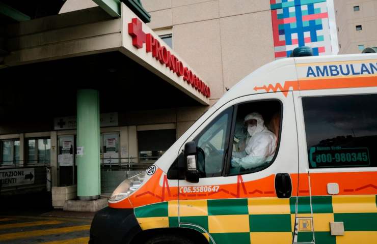 Auto si schianta per il ghiaccio