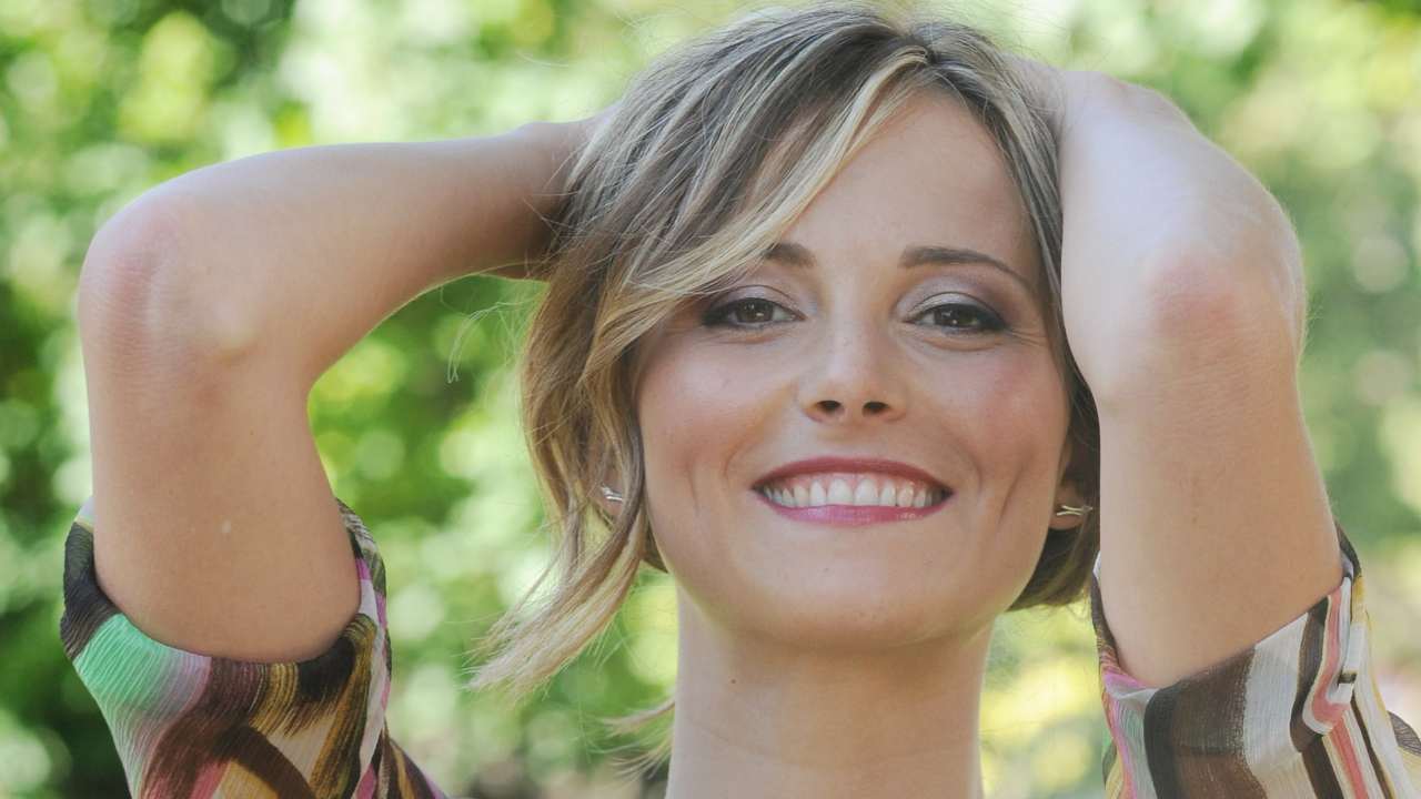 Francesca Fialdini, bionda e affascinante profuma