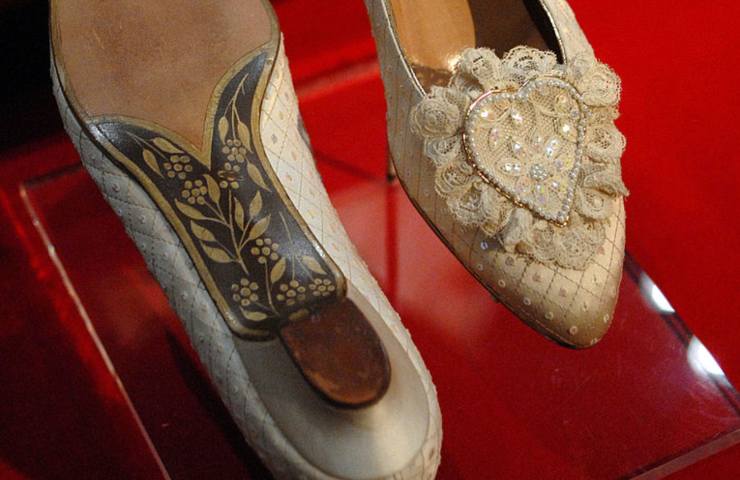 The Crown: la storia delle scarpe reali indossate da Diana alle nozze