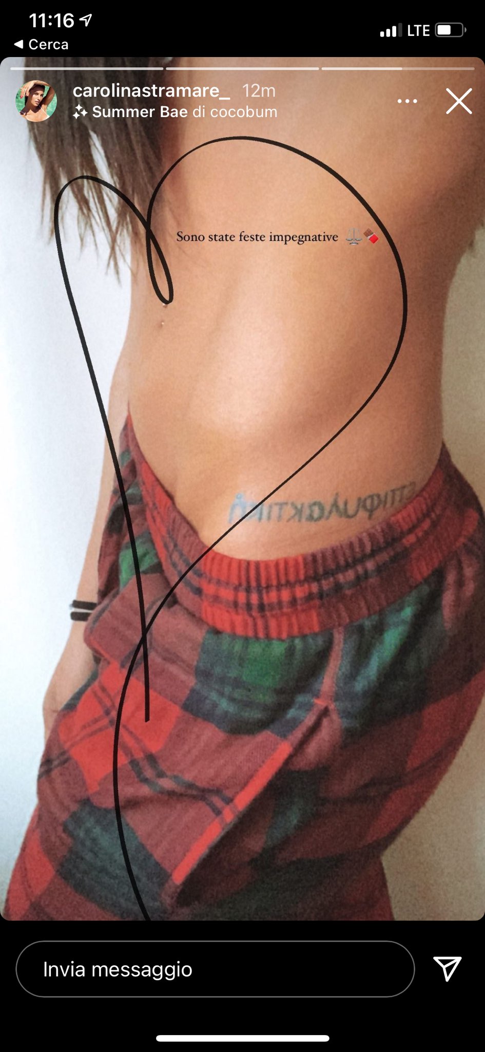 Carolina Stramare scopre tatuaggio pancetta da brividi
