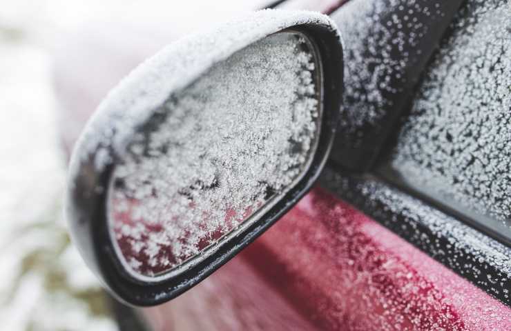 Nevica, appena finito sulle auto compaiono delle strane impronte – FOTO