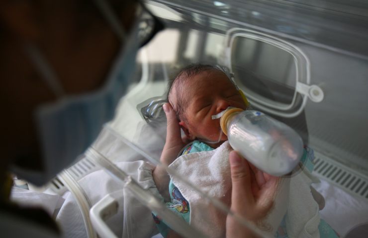 Una ragazza di 28 anni positiva al coronavirus, ha partorito un bambino con gli anticorpi. Il fatto è accaduto in Bulgari. 