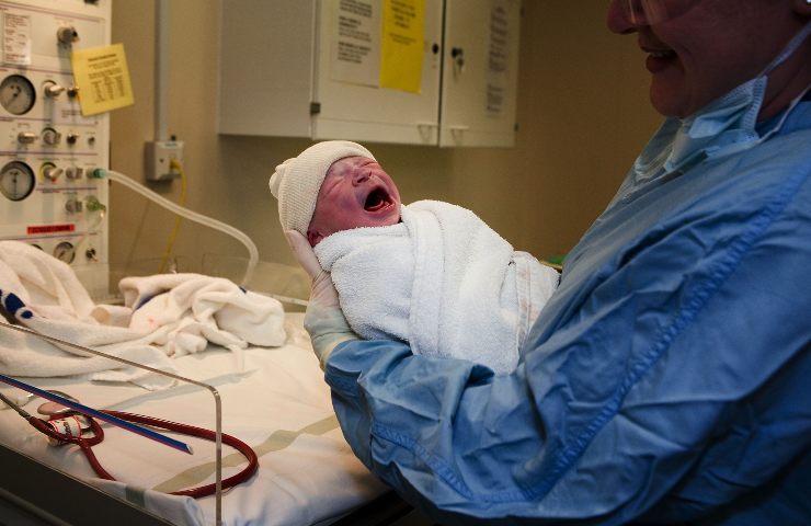 Una ragazza di 28 anni positiva al coronavirus, ha partorito un bambino con gli anticorpi. Il fatto è accaduto in Bulgari. 