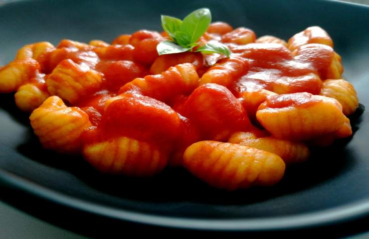 5 alternative ideas for dressing gnocchi.  How to prepare lunch in a few simple steps