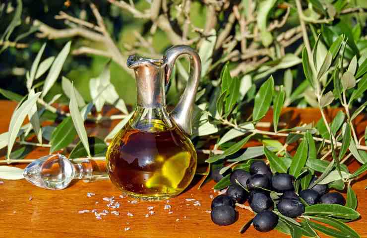 Bere olio d'oliva tutti i giorni: ecco perché fa bene alla nostra salute