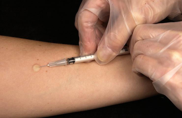 Norvegia, 23 morti forse collegate dopo il vaccino Pfizer. L’NIPH: “Ora niente allarmismi”