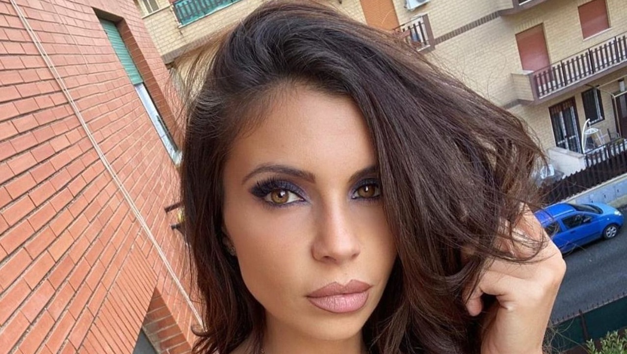 Noemi Frerè, fascino entusiasmante al sole: decolletè da panico - FOTO