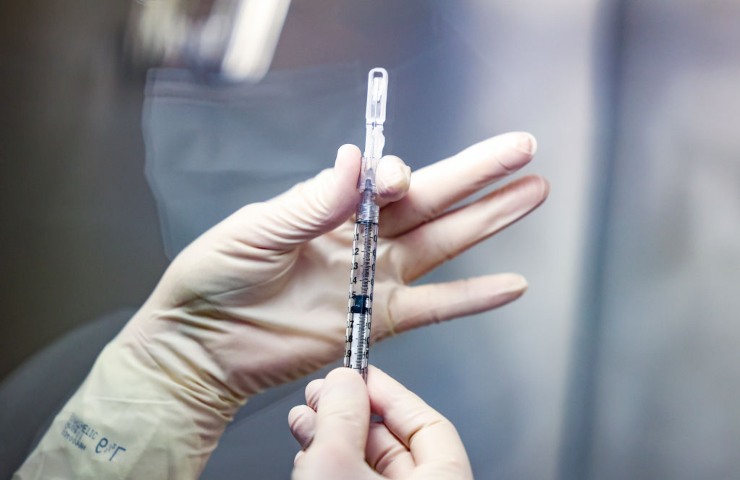 Vaccino nuovi tagli AstraZeneca 