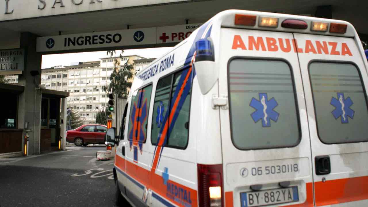 Ambulanza tragedia uomo muore auto