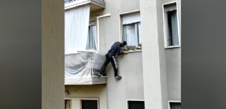Un ladro acrobata prova a entrare in una casa a Milano