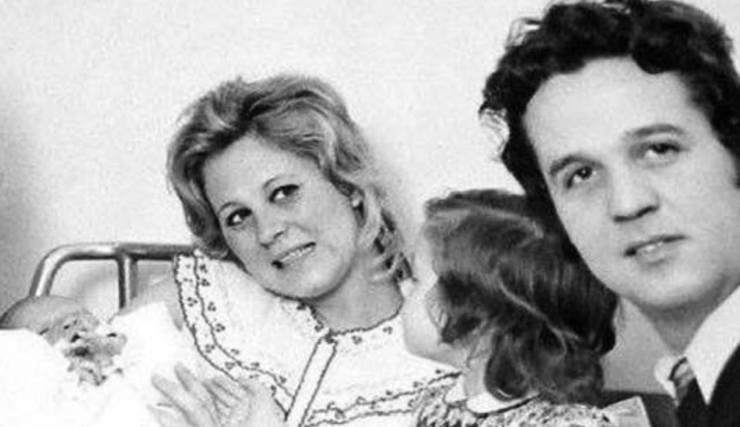 Renato Pozzetto con la moglie Brunella e i figli - dal web
