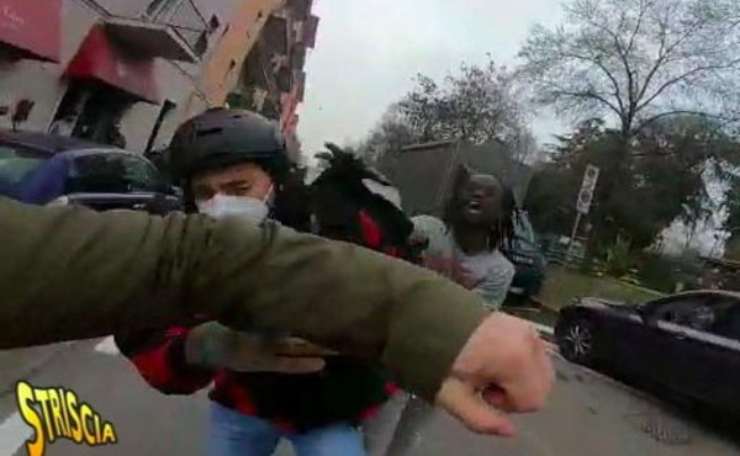 Una delle aggressioni subite da Vittorio Brumotti - Striscia la Notizia - screenshot