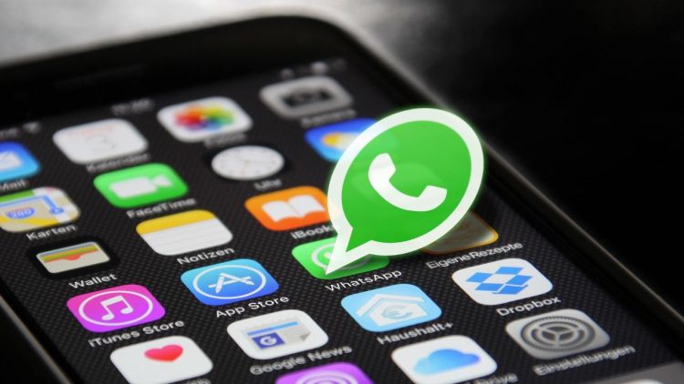 Whatsapp utenti preoccupati: nuova app spia permette di monitorare i movimenti