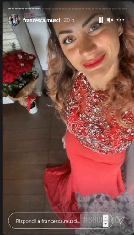 Francesca Musci in abito rosso fiammante conquista Instagram