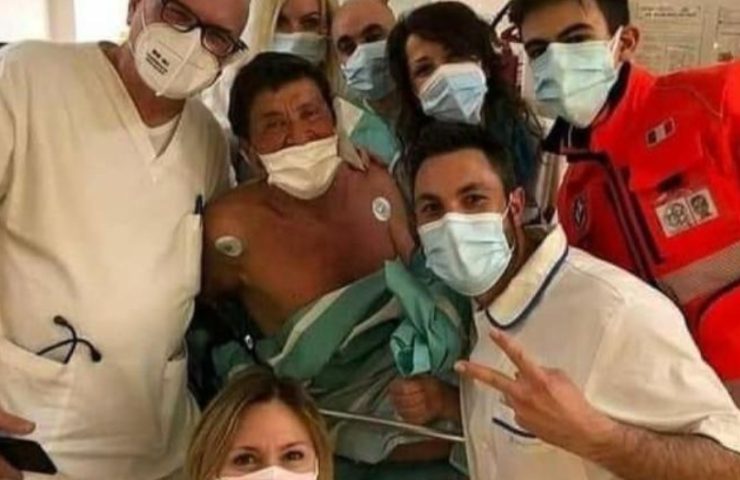 Gianni Morandi foto in ospedale