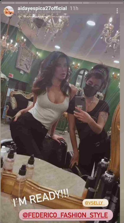 Aida Yespica selfie dal parrucchiere 