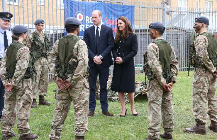 Kate Middleton cappotto nero cerimonia principe Filippo