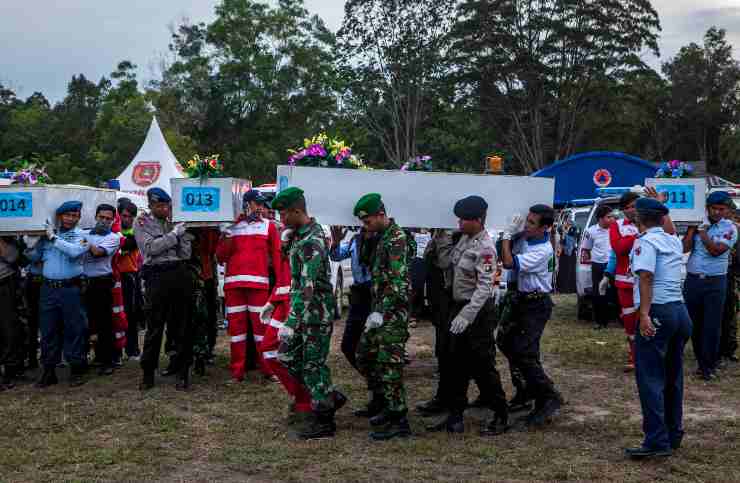 Disastri aerei, volo Indonesia AirAsia 8501: 162 morti