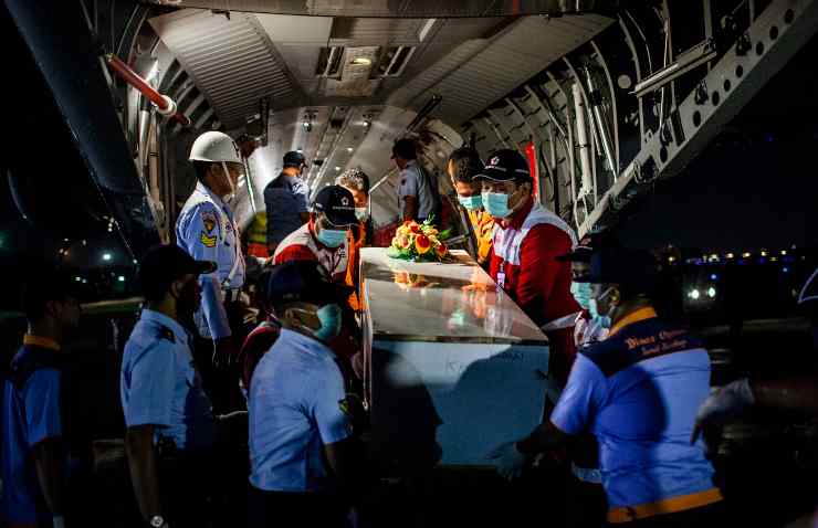 Disastri aerei, volo Indonesia AirAsia 8501: 162 morti