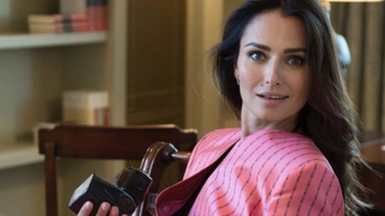 Anna Safroncik in bikini al sole lo è ancora di più: scultorea davanti